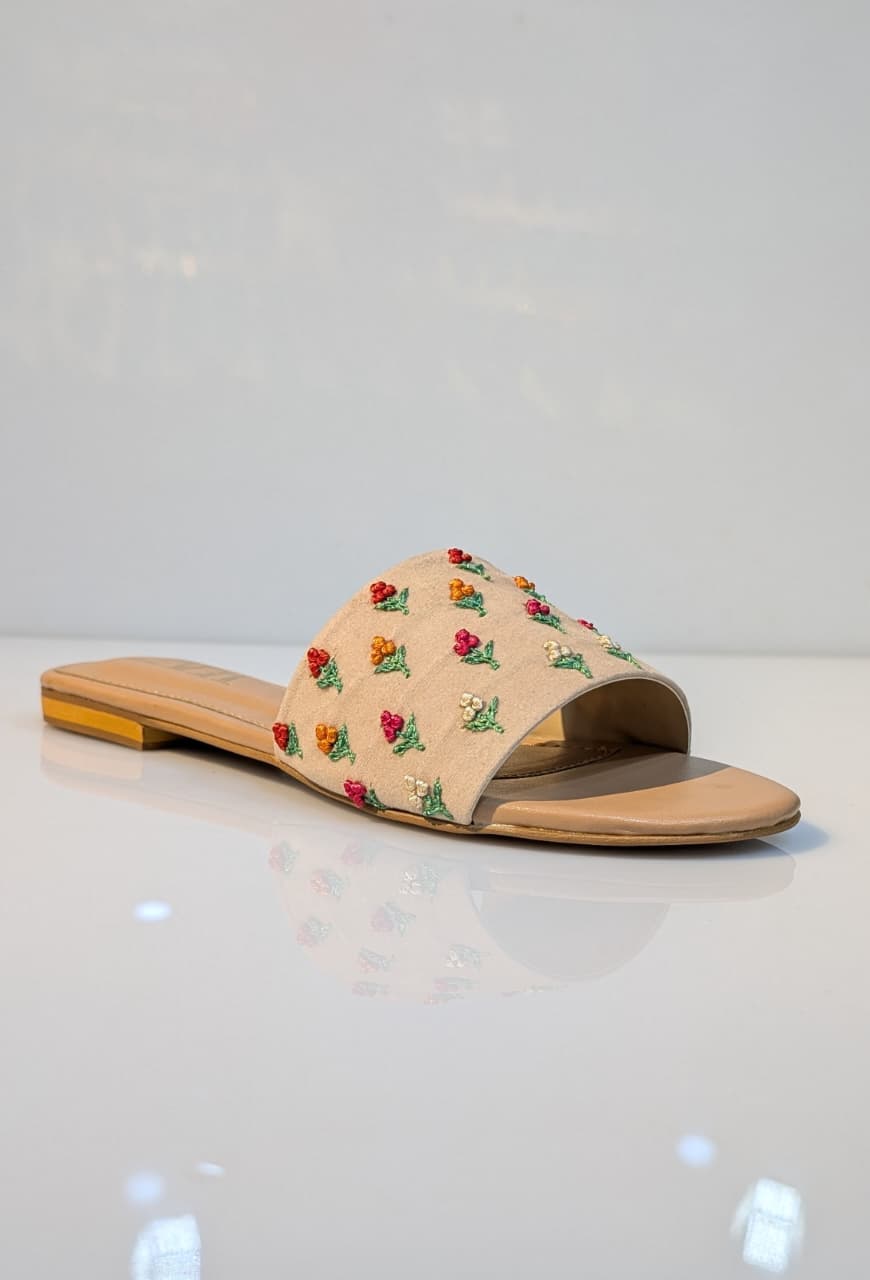 Elegant Pointed-Toe Slingback Flats – High-Shine Finish with Bold Geometric Hardware (1)