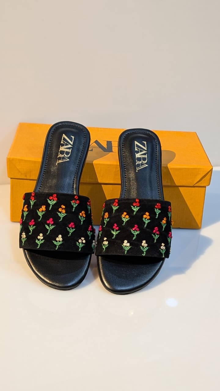 Elegant Pointed-Toe Slingback Flats – High-Shine Finish with Bold Geometric Hardware (3)