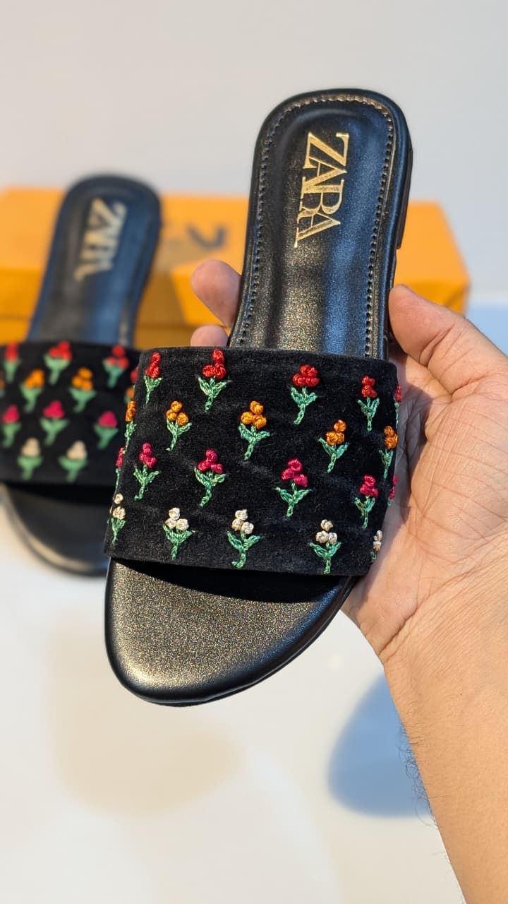 Elegant Pointed-Toe Slingback Flats – High-Shine Finish with Bold Geometric Hardware (4)