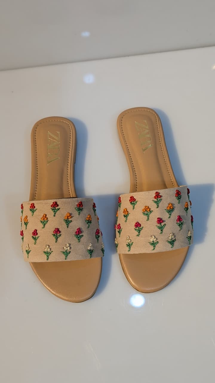 Elegant Pointed-Toe Slingback Flats – High-Shine Finish with Bold Geometric Hardware (5)