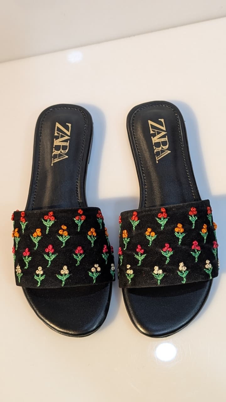 Elegant Pointed-Toe Slingback Flats – High-Shine Finish with Bold Geometric Hardware (6)