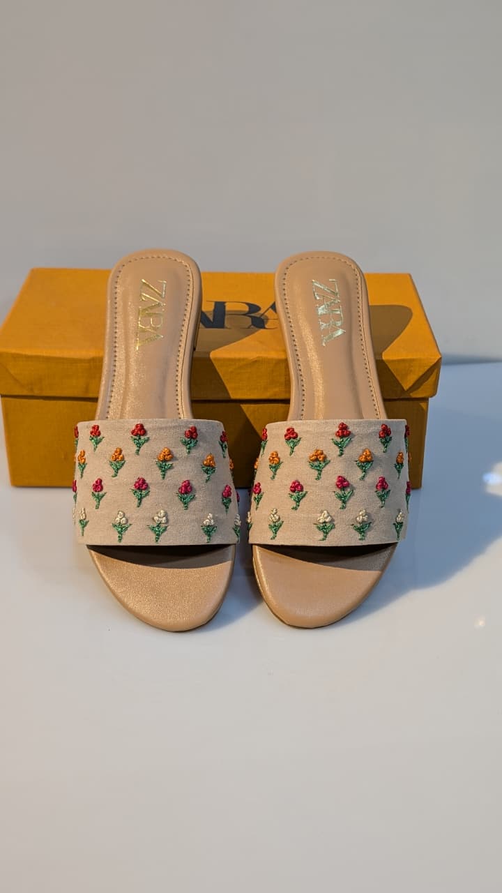 Elegant Pointed-Toe Slingback Flats – High-Shine Finish with Bold Geometric Hardware (7)