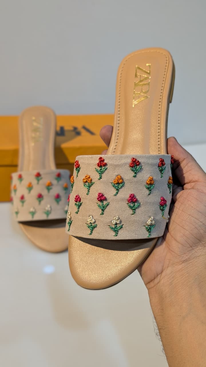 Elegant Pointed-Toe Slingback Flats – High-Shine Finish with Bold Geometric Hardware (8)