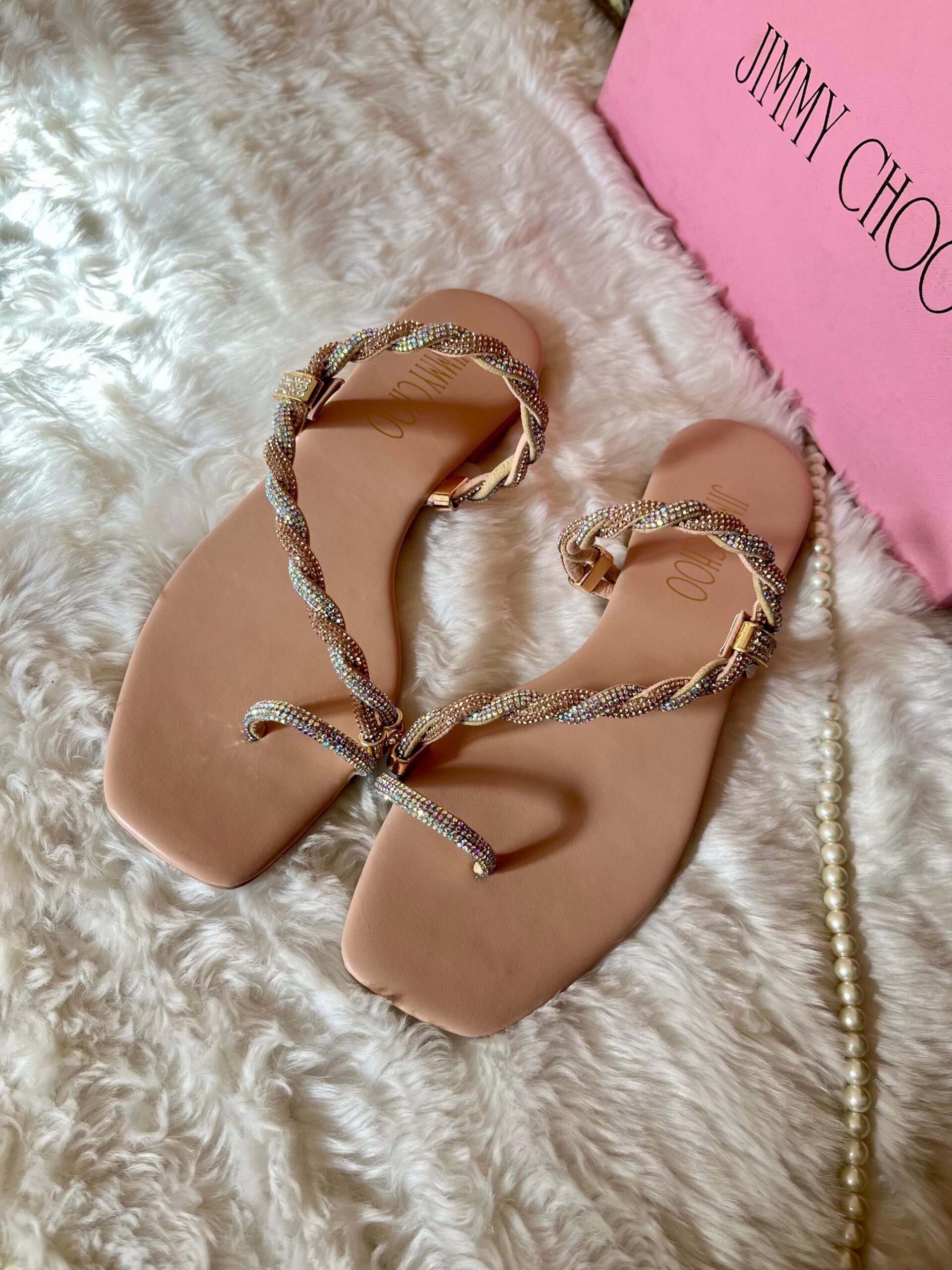 Comfortable flat sandals with shiny twisted design