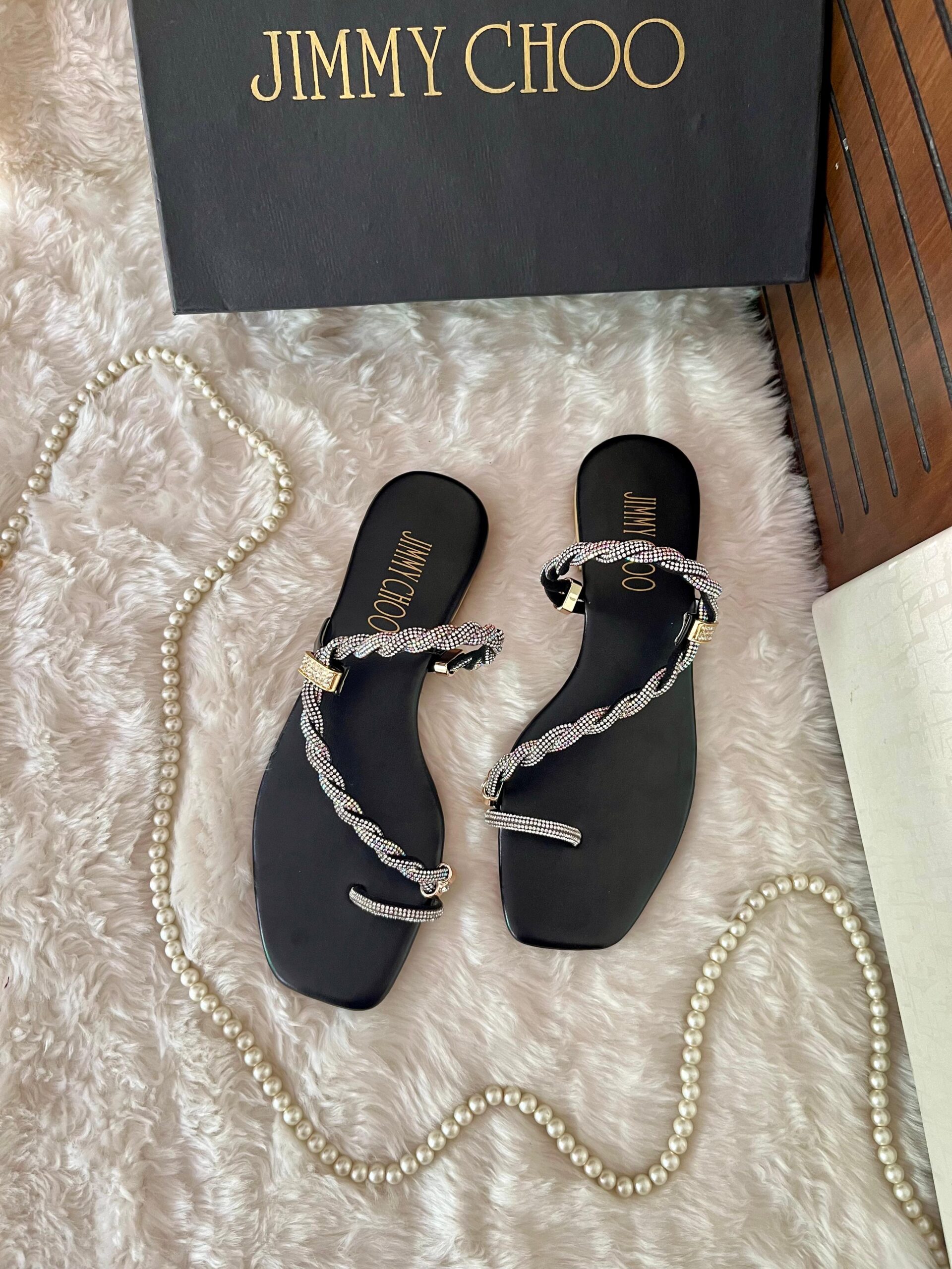 Lightweight flats sandals with elegant toe ring