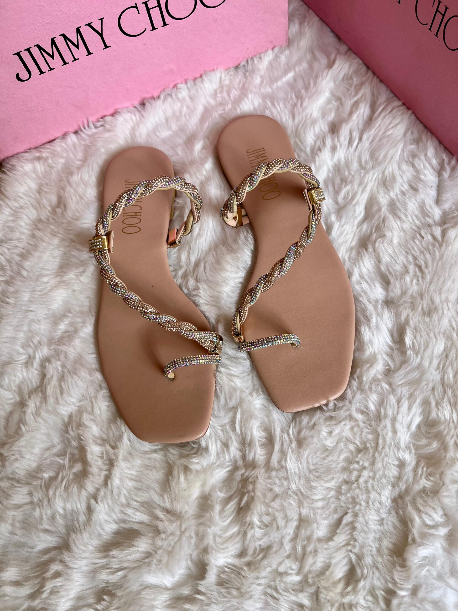 Women flat sandals with with twisted sparking straps