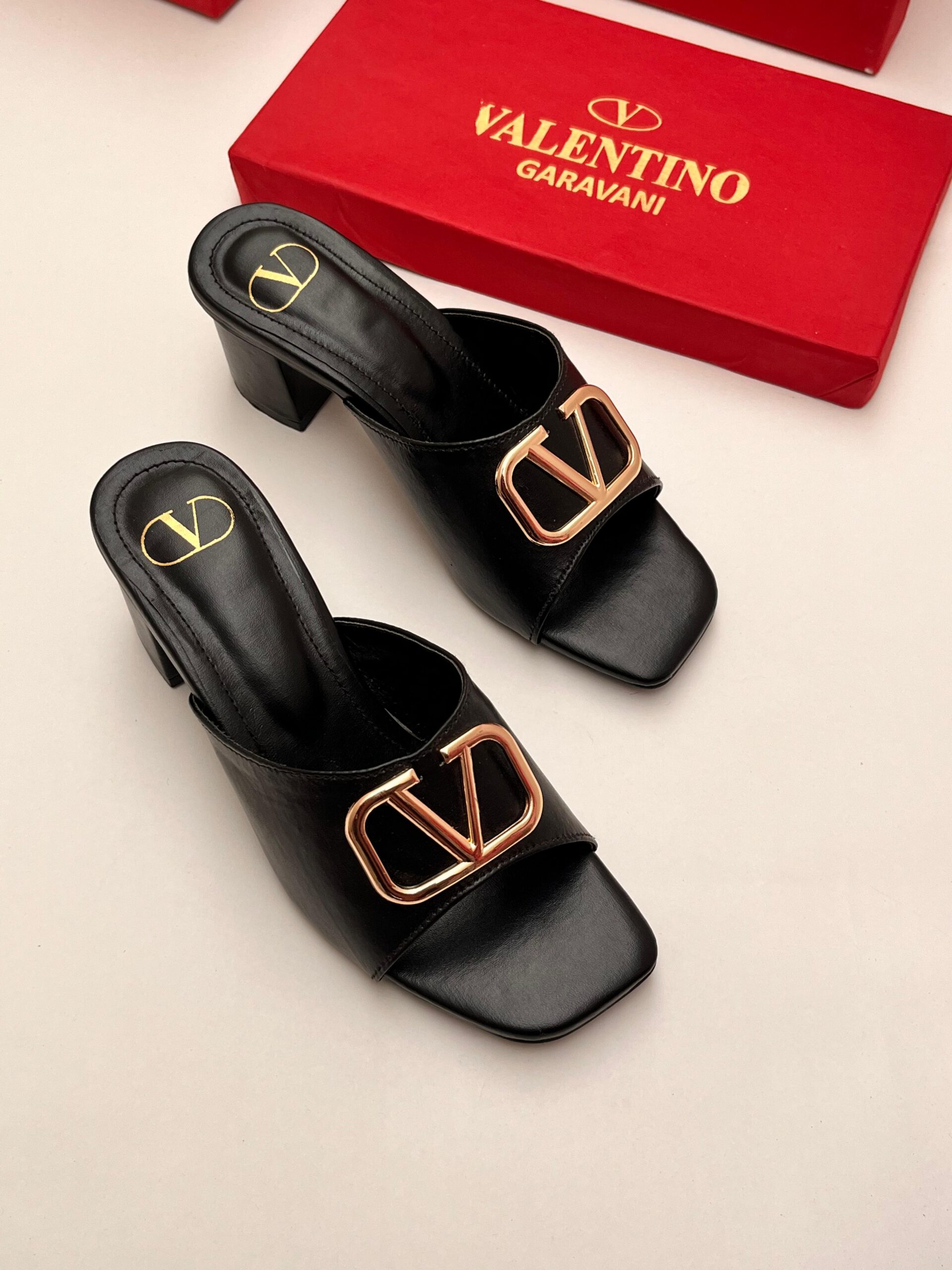 Cheap Price Elegant V-Logo Block Heel Slide Sandals